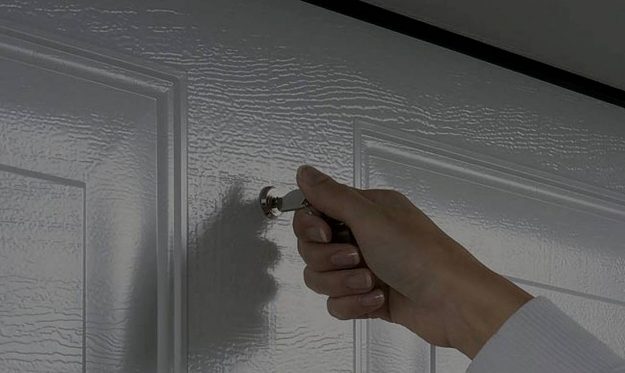 Разблокировка автоматики на секционные ворота