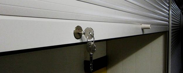 Виды замков для рольставен Чем закрываются роллеты. Виды замков на рольставни