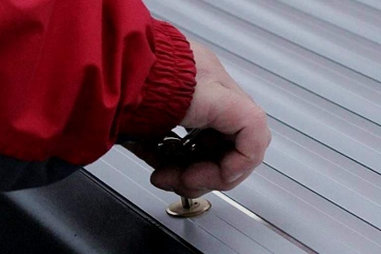 Как смазать замок на роллете?